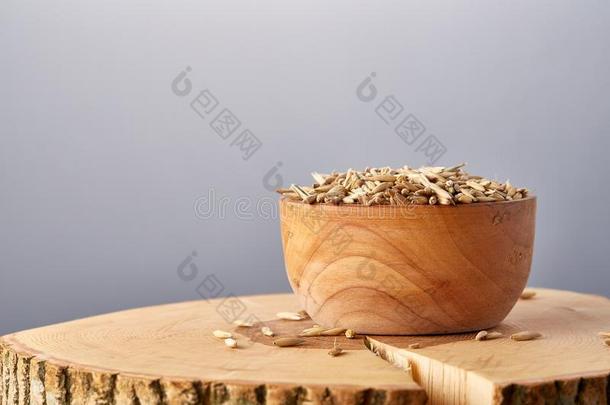 关-在上面燕麦gr燕麦s盛满的采用一木制的碗向木制的记录,选择
