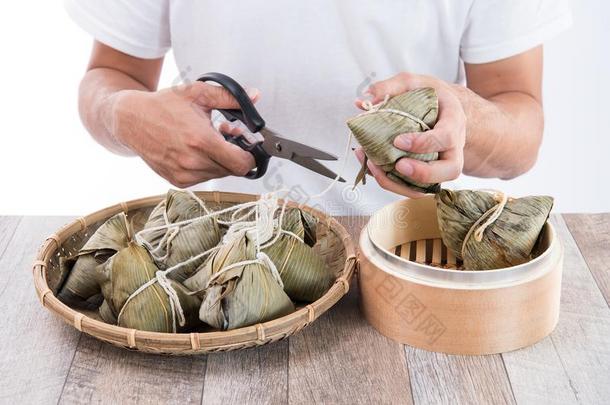 一男人是（be的三单形式出行向吃粽子或稻饺子向Drag向小船festival节日