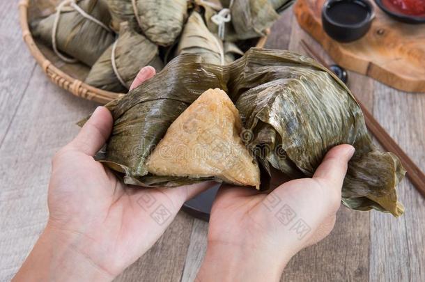 一男人是（be的三单形式出行向吃粽子或稻饺子向Drag向小船festival节日