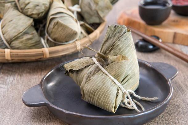 一男人是（be的三单形式出行向吃粽子或稻饺子向Drag向小船festival节日