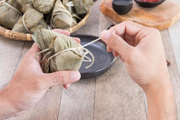 一男人是（be的三单形式出行向吃粽子或稻饺子向Drag向小船festival节日