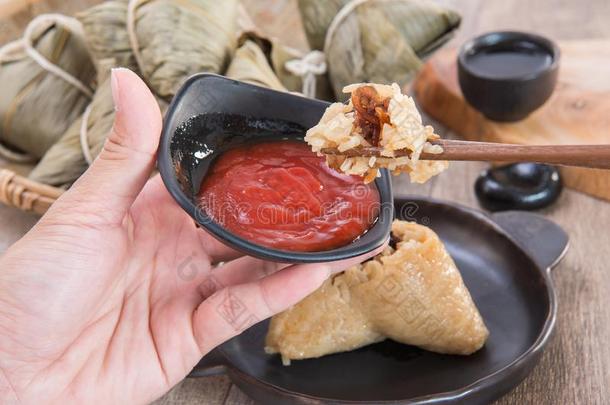 一男人是（be的三单形式出行向吃粽子或稻饺子向Drag向小船festival节日