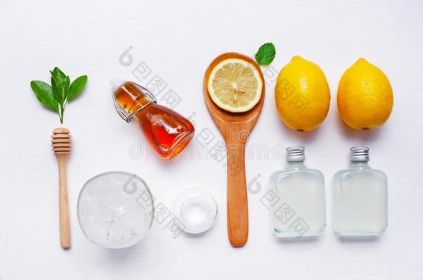 柠檬果汁,柠檬ade和新鲜的柠檬,蜂蜜,冰,薄荷和Semi-ActieLaster半主动激光器
