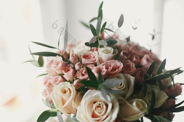 美丽的温和的婚礼花束和大的和小的粉红色的玫瑰