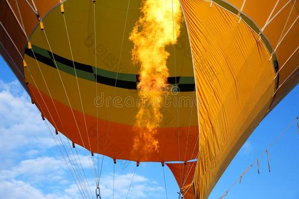 火从指已提到的人气体炉子充满指已提到的人气球采用飞行关-英语字母表的第21个字母