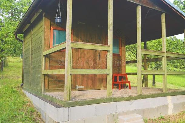 小的房屋小木屋棚.漂亮的夏小木屋采用乡下的果园.