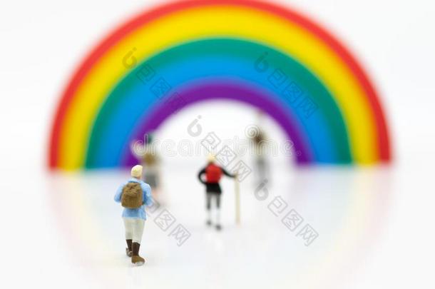 小型的人:旅行者旅行向指已提到的人目的,彩虹用绳子拖的平底渡船