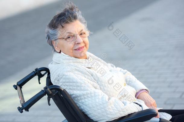 上了年纪的女人采用轮椅pos采用g