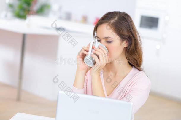女人和茶水和便携式电脑