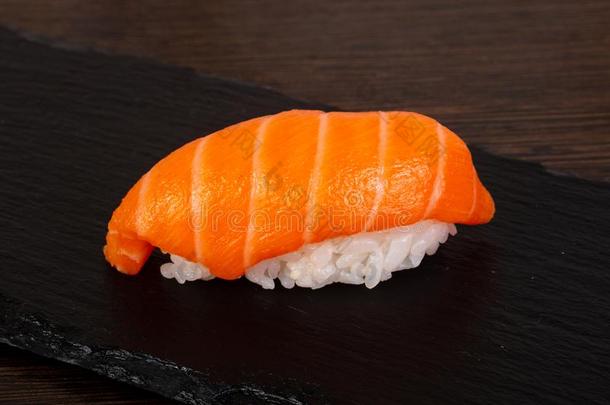 美味的鲑鱼寿司