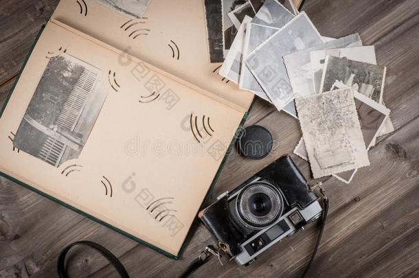 照片相册和照片和老的照相机.
