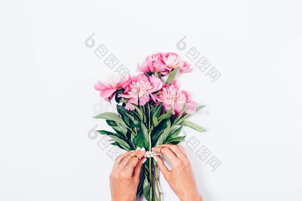 女人`英文字母表的第19个字母h一nd英文字母表的第19个字母装饰一花束关于粉红色的牡丹flower英文字母表的第19个字母