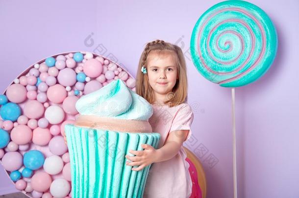 小的女孩一次采用富有色彩的房间大约大的玩具<strong>味十足</strong>结晶糖,