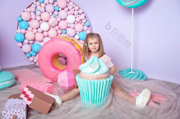 小的女孩一次采用富有色彩的房间大约大的玩具味十足结晶糖,
