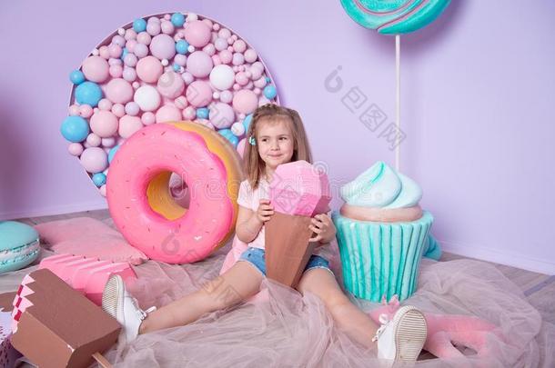 小的女孩一次采用富有色彩的房间大约大的玩具味十足结晶糖,