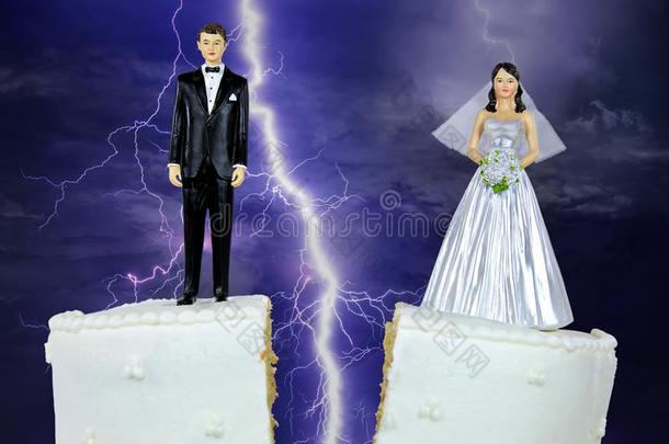 新娘和使整洁向分裂婚礼蛋糕