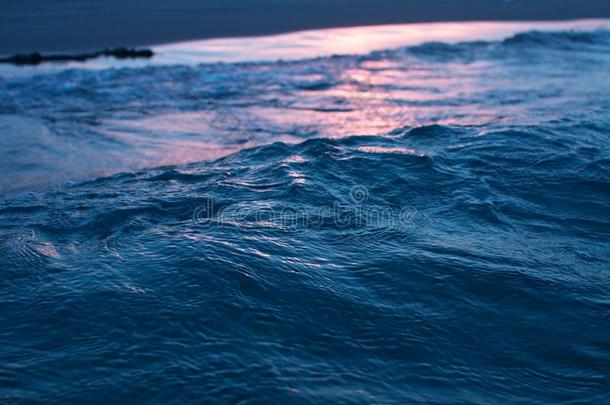 黑暗的蓝色海波浪和海起泡沫关-在上面