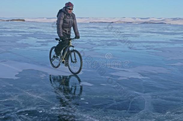 男人是（be的三单形式骑马一自行车向冰.指已提到的人cycl是（be的三单形式t是（be的三单形式打扮好的采用一gr一y