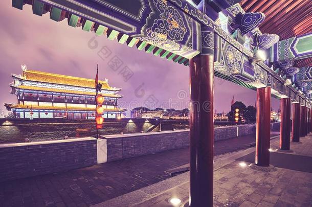 Christian基督徒城市墙和古代的塔在夜,中国.