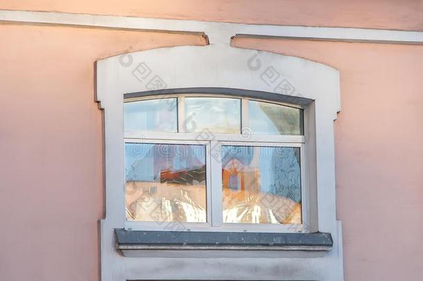 窗关于老的房屋和新的塑料制品双的-光滑的窗.