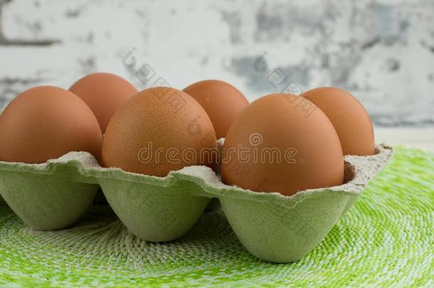 关在上面关于尤指装食品或液体的)硬纸盒关于六棕色的范围母鸡卵向都市的后台