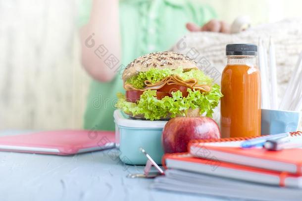 三明治为学校午餐和果汁,健康的午餐.学校书