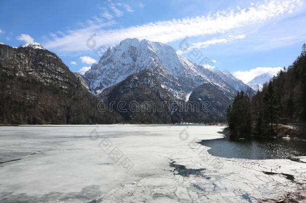 冷冻的小的阿尔卑斯山的湖叫湖微分算子普雷迪尔采用意大利人长的