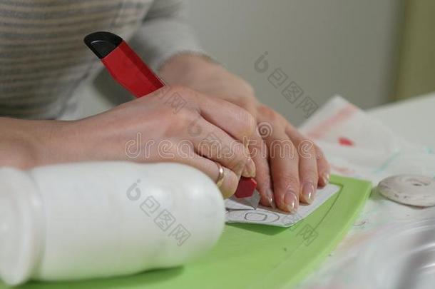 一女人绘画颜料一木制的木偶和有色的绘画颜料采用她家student学生