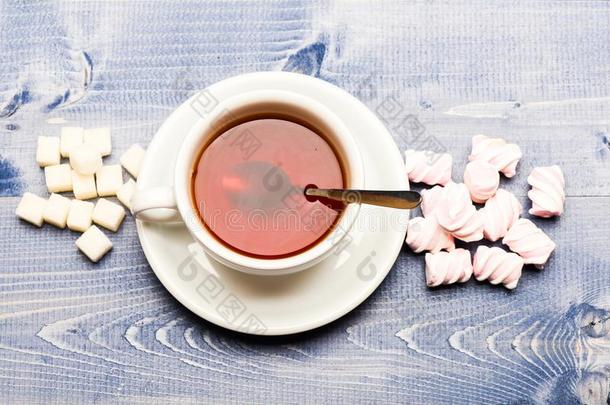 马克杯满的和黑的调<strong>制茶</strong>水,勺和堆关于蜀葵糖浆