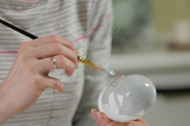 一女人绘画颜料一木制的木偶和有色的绘画颜料采用她家student学生