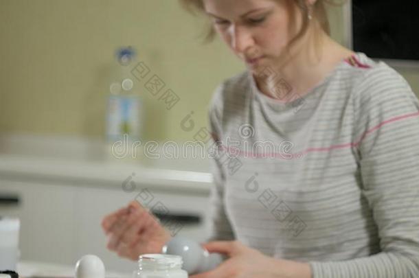 一女人绘画颜料一木制的木偶和有色的绘画颜料采用她家student学生