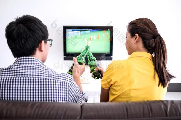 年幼的亚洲人对爱观察<strong>足球比赛</strong>向television电视机和喝彩