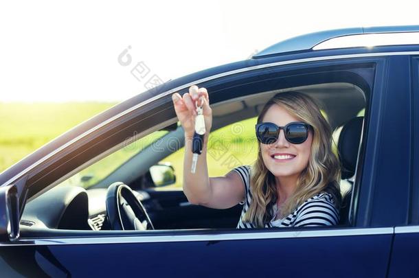 女人一次采用指已提到的人汽车和hold采用g一白色的bl一nk海报.
