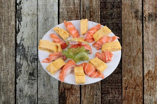 鲑鱼寿司,日本人包金箔的煎蛋卷同样地玉木和鲑鱼