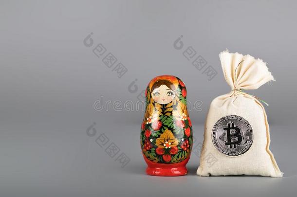俄国的木制的木偶-玩偶和麻袋关于比特币.