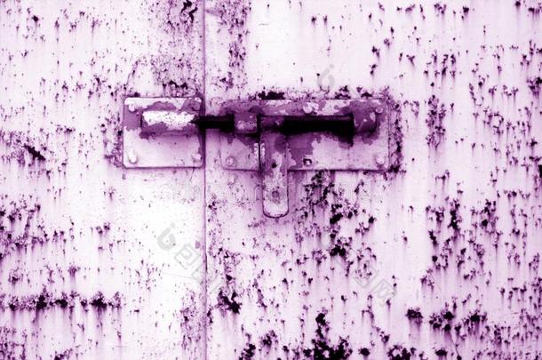 老的挂锁向金属<strong>门</strong>采用紫色的t向e.