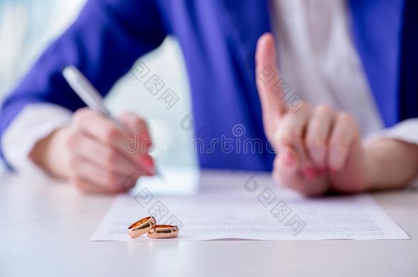 指已提到的人女人签署结婚前的协定采用法院