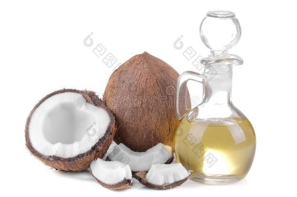 一半的椰子和部分关于椰子和椰子油