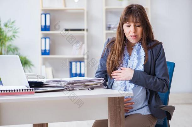指已提到的人怀孕的女人奋斗的向aux.构成疑问句和否定句使工作采用办公室