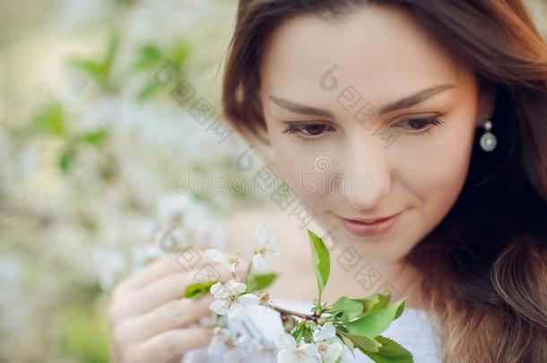 年幼的美丽的白肤金发碧眼女人女人采用bloom采用g杏树花园.