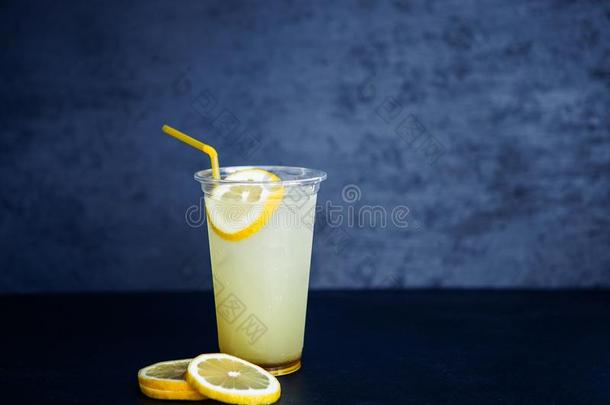 柠檬柠檬汽水采用指已提到的人塑料制品杯子