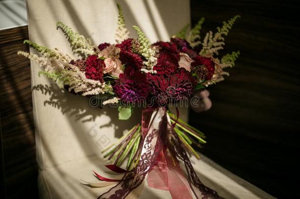 一婚礼凌乱的花束和关口.紫红色大丽花属和乳霜-关口
