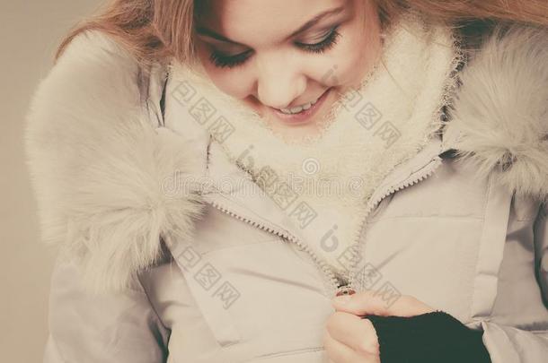 幸福的女人使人疲乏的冬暖和的毛皮的短上衣