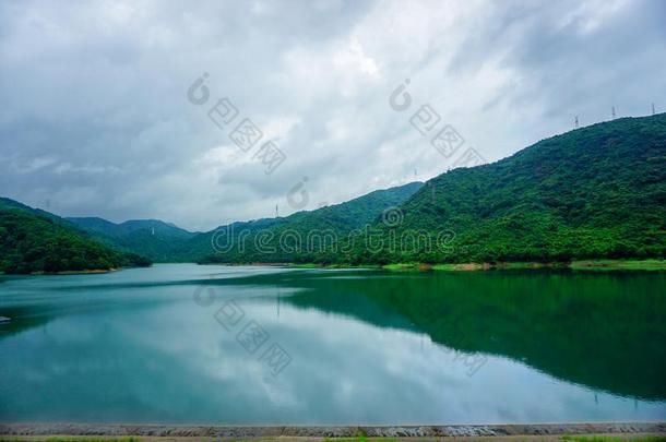 指已提到的人水表面关于隼蓄水池采用深圳是（be的三单形式实际上int.看