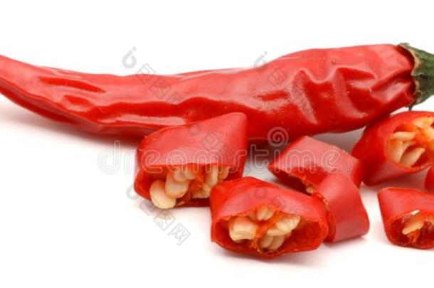 干燥的红色的红辣椒或辣椒辣椒胡椒向白色的背景将切开