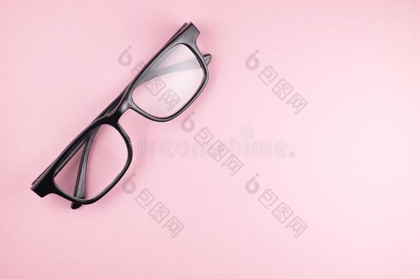 顶看法关于阅读眼镜隔离的向粉红色的背景和警察