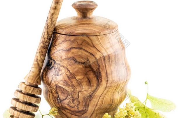 木制的罐满的关于新鲜的菩提树蜂蜜和菩提树花.