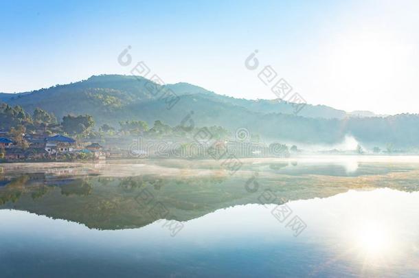 照片全景画关于早晨和白色的雾越过湖在禁止爱Thailand泰国