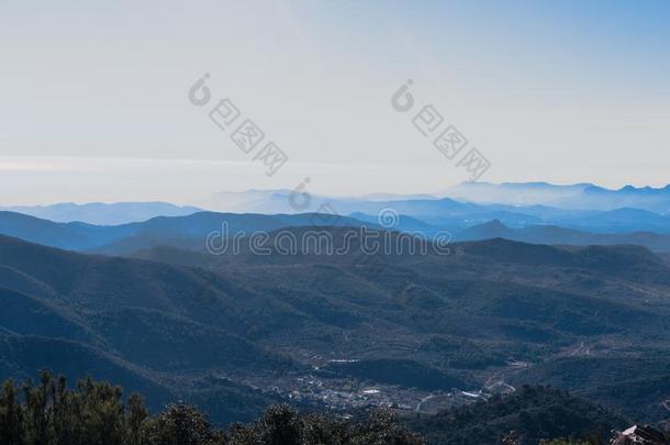 向黎明我<strong>居住于</strong>在之间山雾