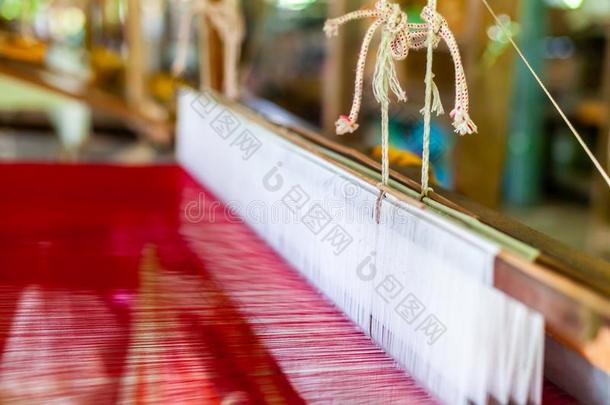 关在上面手编棉织工机器织布机和红色的丝their他们的